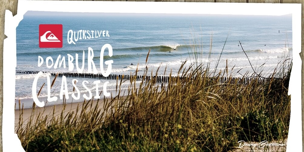 Surfers en golven voor de kust van Domburg